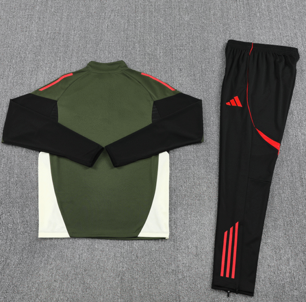 2526 Bayern Green - Image 2