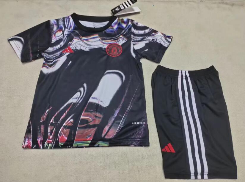 Manchester United training kit, 26-27